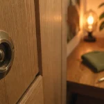 Judas sur porte : judas optique sur porte d’entrée en bois
