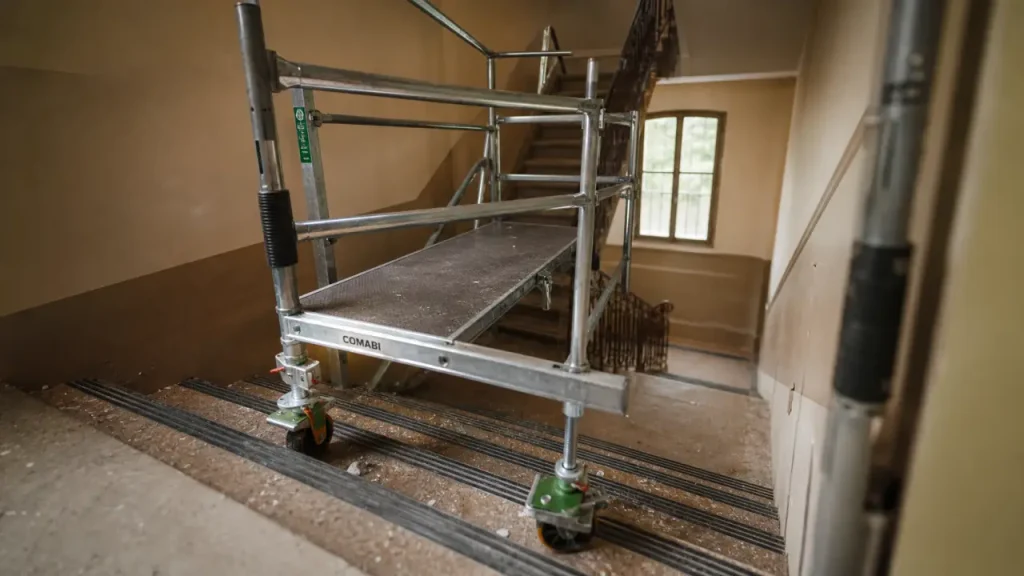Astuce échafaudage escalier avec vérins et garde-corps sécurisés