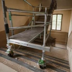 Astuce échafaudage escalier avec vérins et garde-corps sécurisés