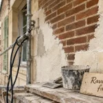Ravalement de façade Rennes : façade décapée avec échafaudage et enduit