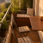 Aménager son balcon petit espace : table murale, jardinières et coussins