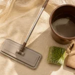 Laver un plafond sans se fatiguer : manche télescopique, eau tiède, microfibre anti-traces